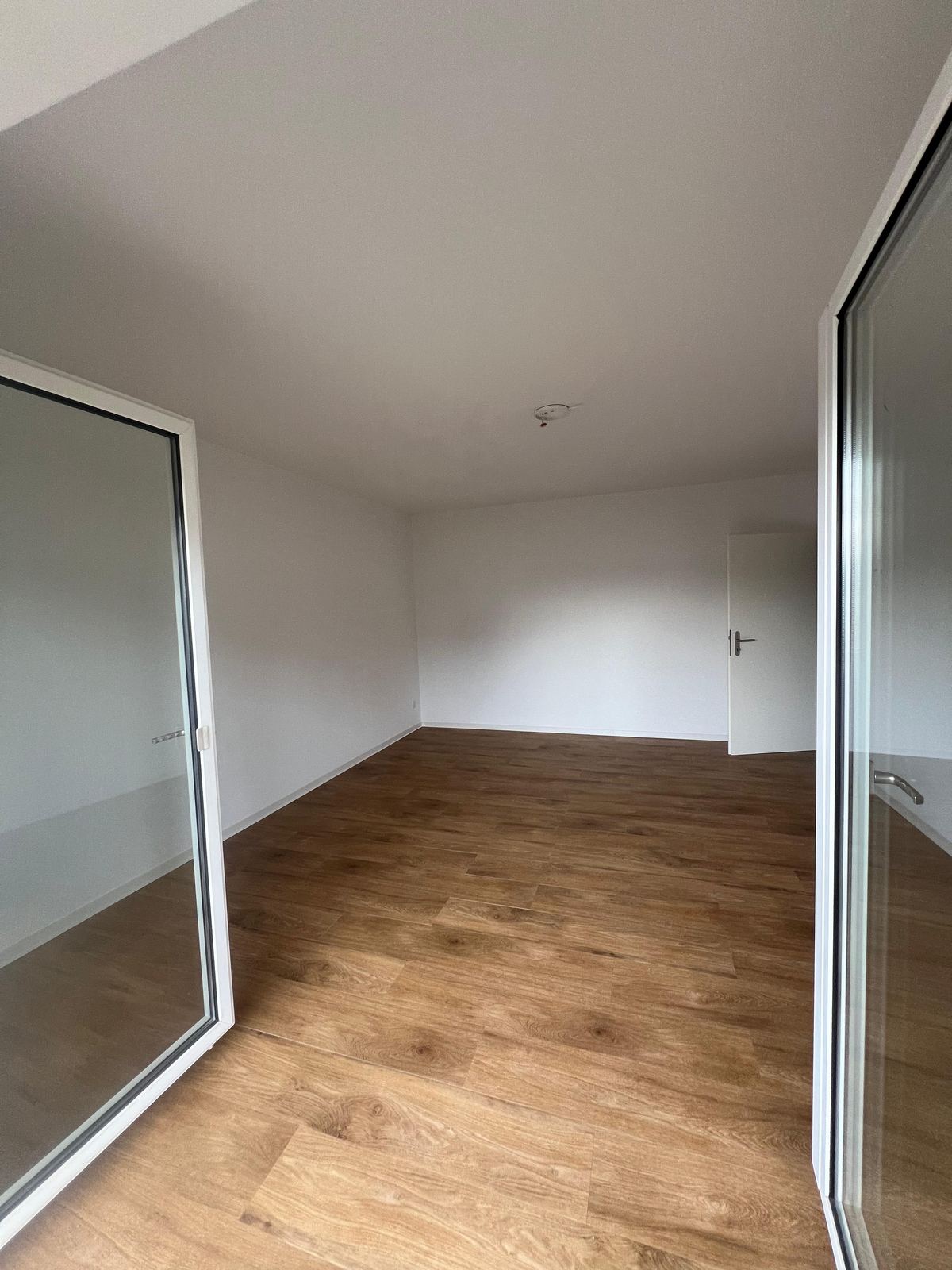Saniertes Zimmer mit hellem Holzboden und modernen Glas-Doppeltüren, Am Hollerbusch, Wiesbaden