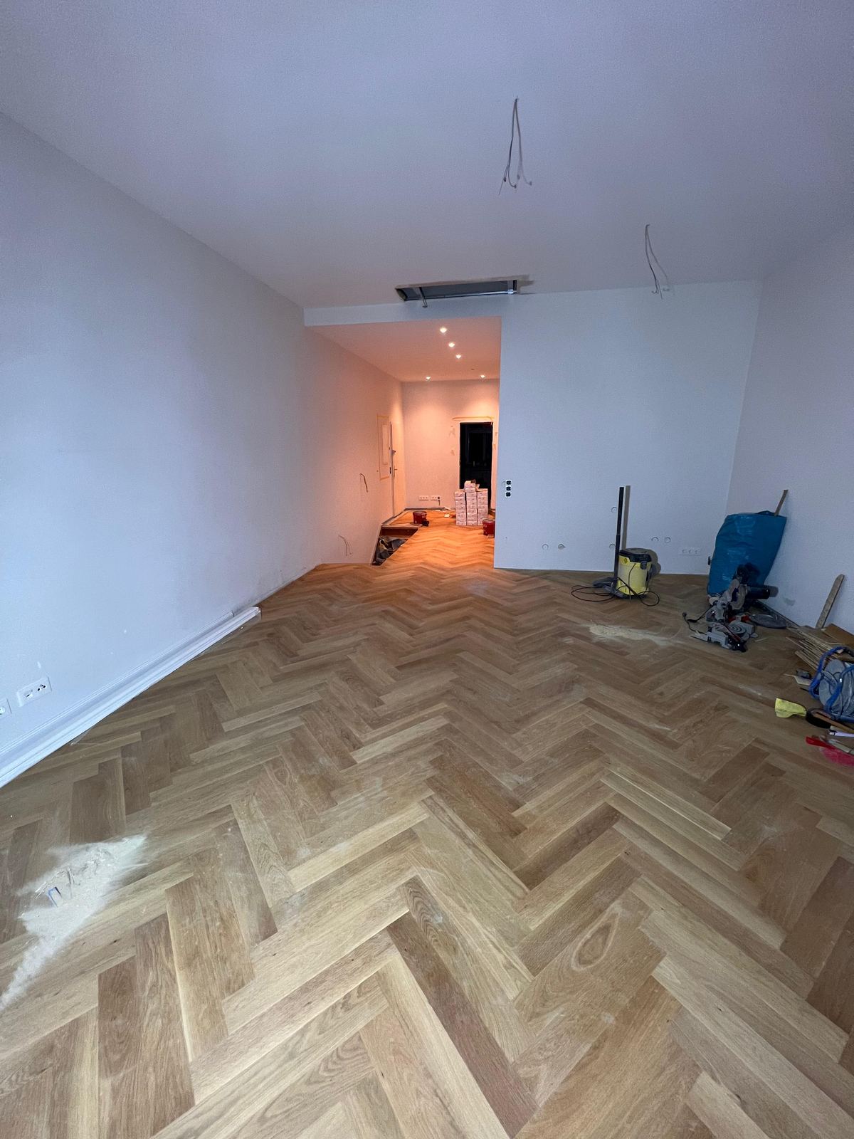 Wohnraum mit neu verlegtem Fischgrätparkett während der Sanierung, Juliusstraße, Wiesbaden