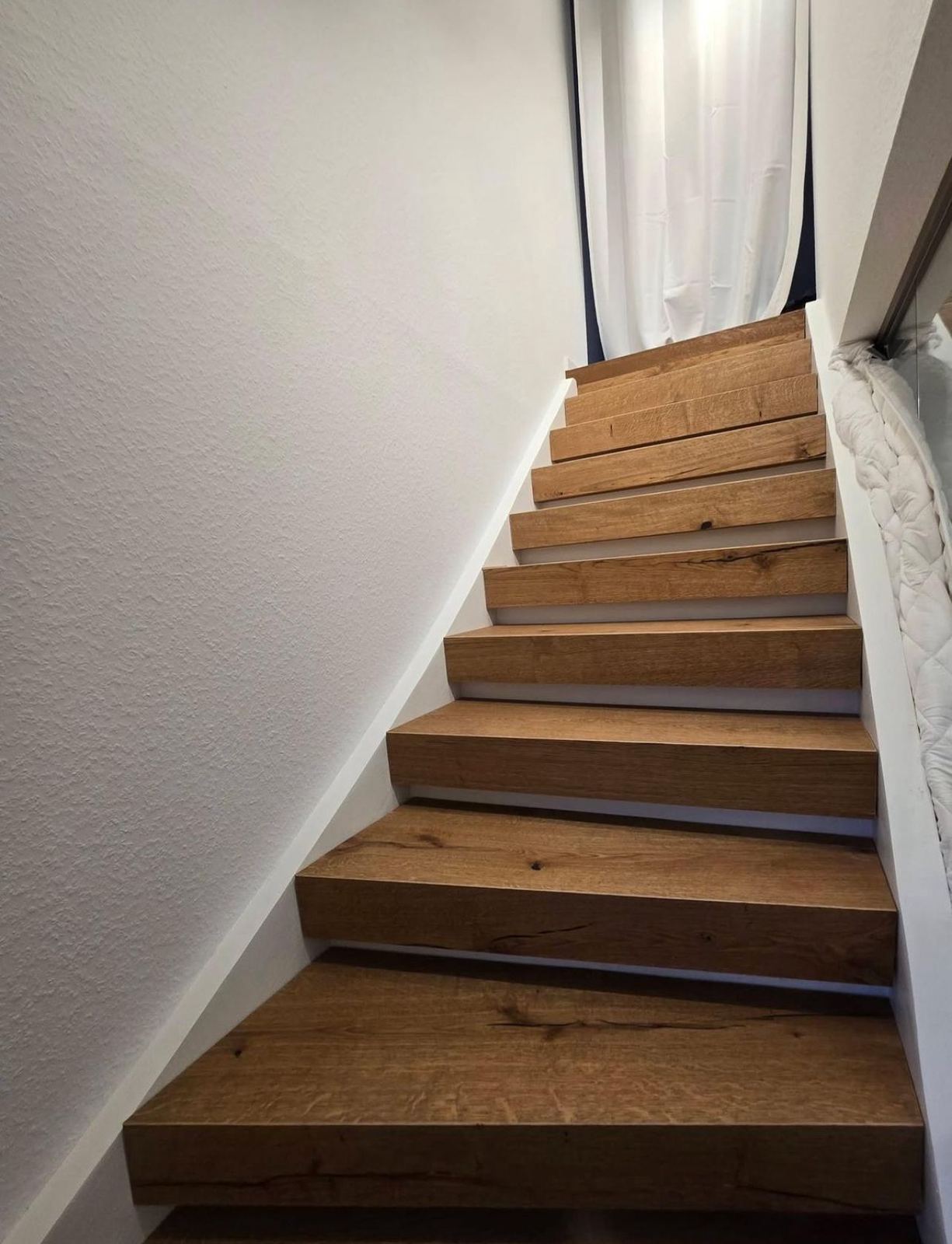 Neu eingebaute Massivholztreppe aus Eiche in sanierter Altbau-Maisonette, Juliusstraße, Wiesbaden