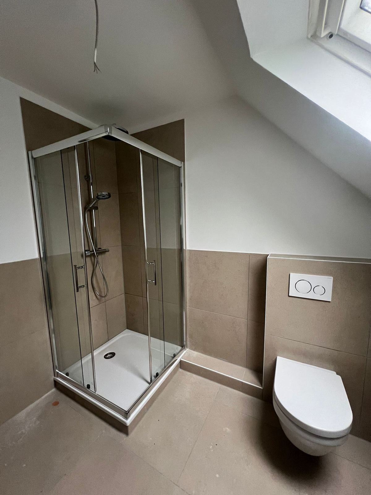 Fertig saniertes Bad mit bodengleicher Dusche und wandhängendem WC, Langenbeckstraße, Wiesbaden
