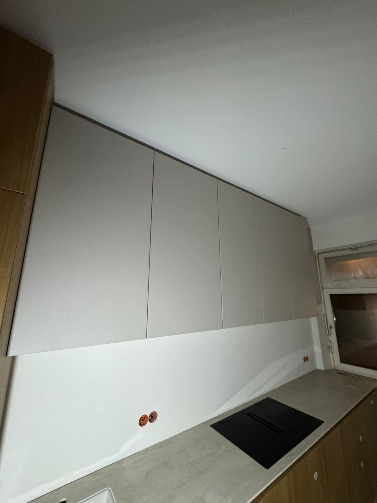 Neue Einbauküche mit grauen Fronten und Induktionskochfeld nach der Sanierung, Langenbeckstraße, Wiesbaden