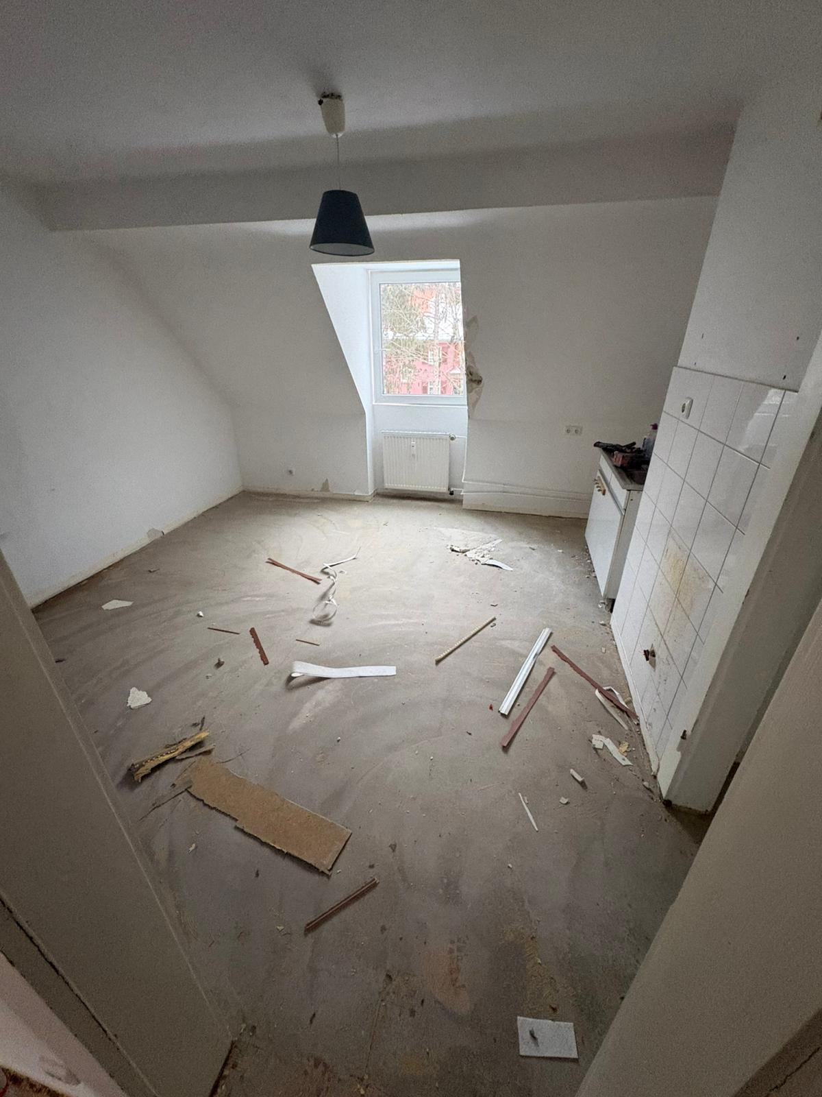 Entkernter Dachgeschossraum vor Sanierungsbeginn mit Bauschutt und Dachfenster, Nettelbeckstraße, Wiesbaden-Westend